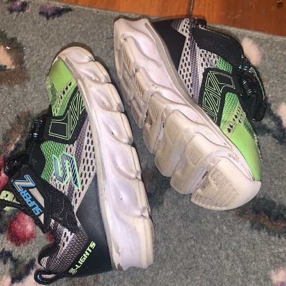 Kids Skechers size 6  - Picture 5 of 9